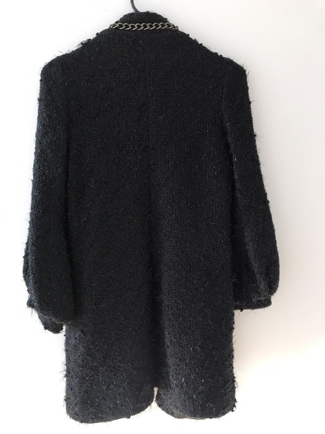 Alexander McQueen black coat with long golden chain - photo 2