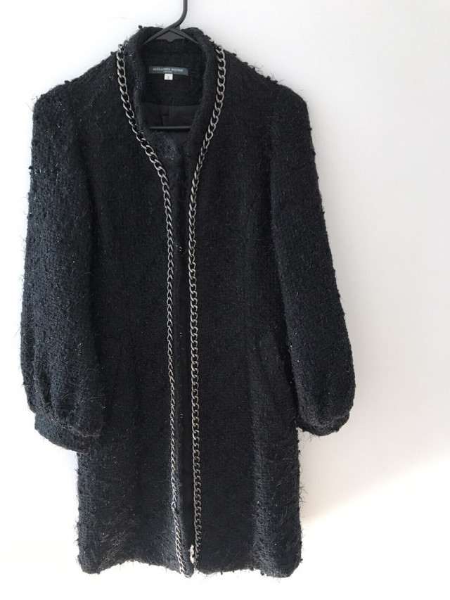 Alexander McQueen black coat with long golden chain - photo 3