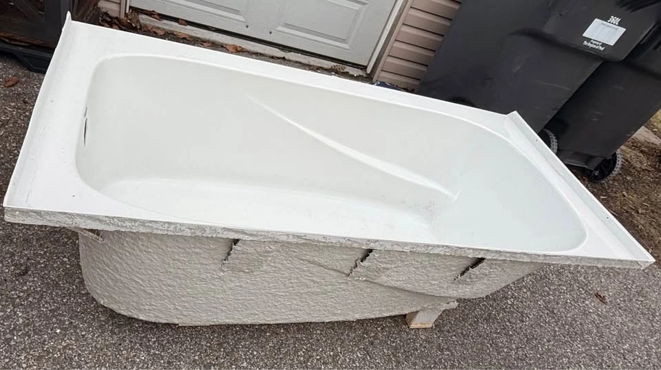 White Acrylic Alcove Bathtub - photo 2