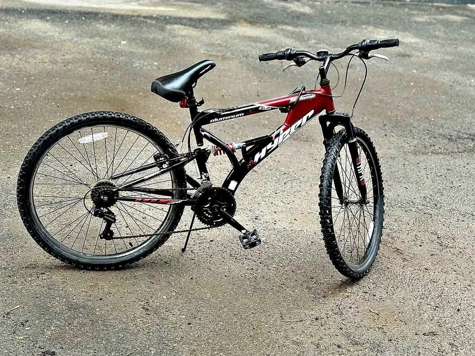 Hyper Bear Mountain Bike. (RED/BLACK)