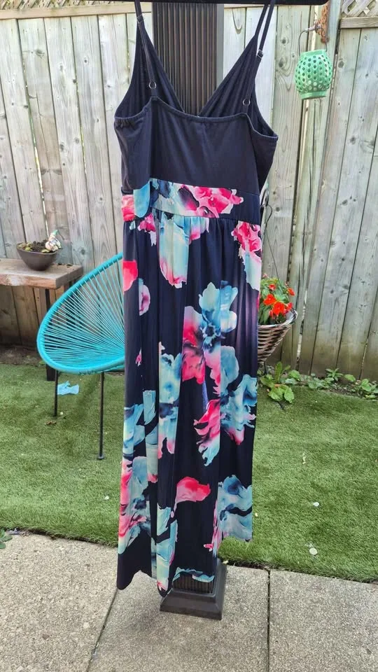 Maxi Dress, Size Medium, New, never worn. image indicator(5)