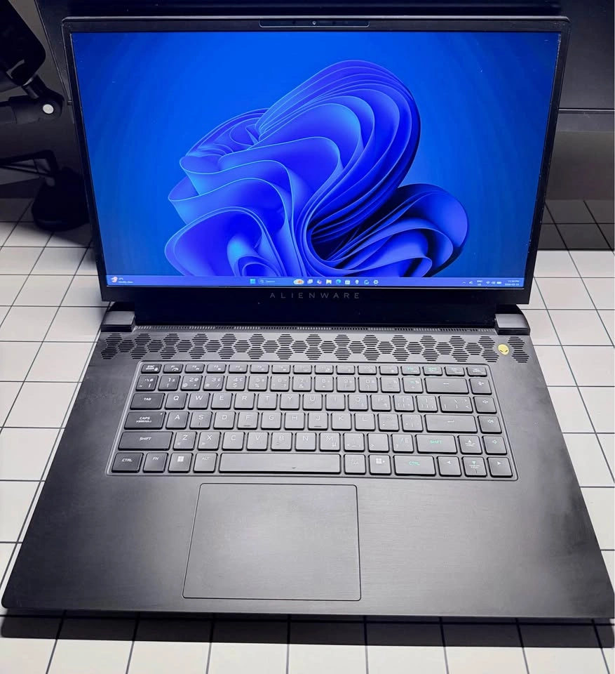 Alienware m17 R5 Gaming Laptop - RTX 3070 Ti, 360Hz - photo 2