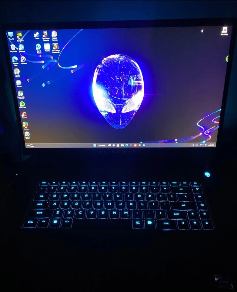 Alienware m17 R5 Gaming Laptop - RTX 3070 Ti, 360Hz - photo 3