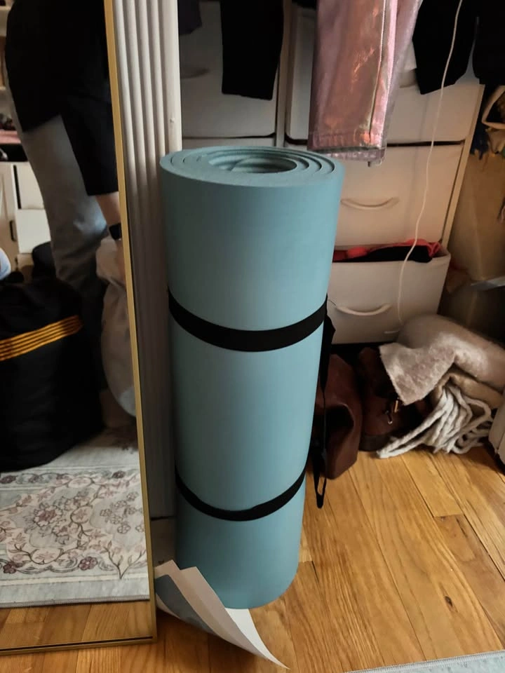 6 Drawer Dresser, Blue Yoga Mat, Blue Flower Art - photo 3