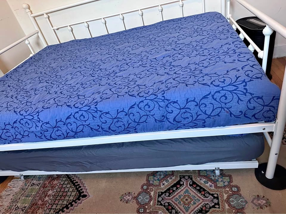 Full Size Day Bed with Twin trundle