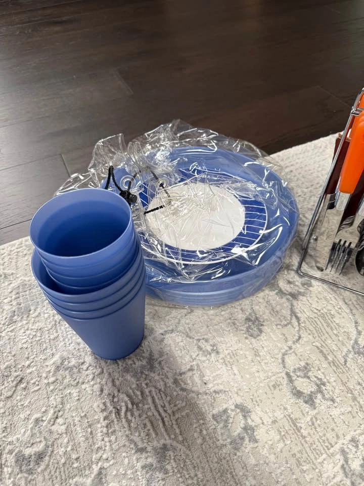 Camping items, cutlery set, cups, dishes - photo 2