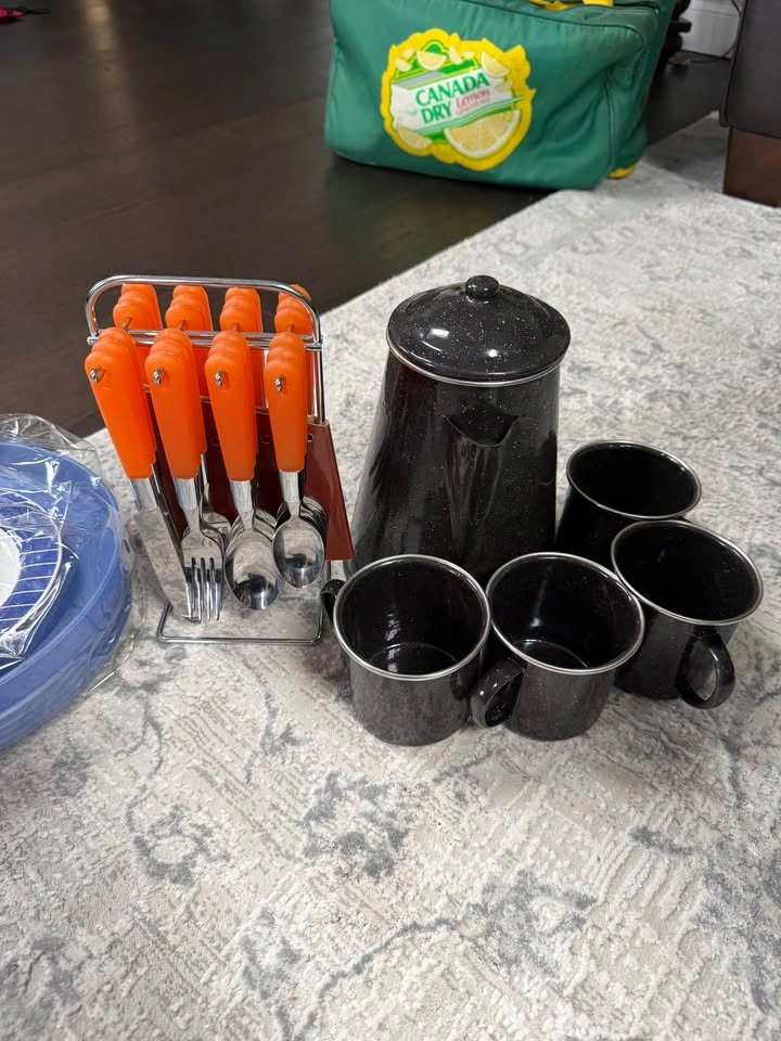 Camping items, cutlery set, cups, dishes - photo 3