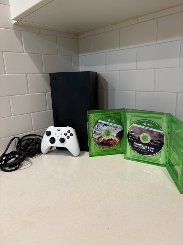 Xbox Series X 1TB Console - Excellent Condition w/ Games - photo 2
