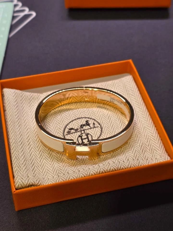 Hermès White Clic H Bracelet (5 Available) - photo 4