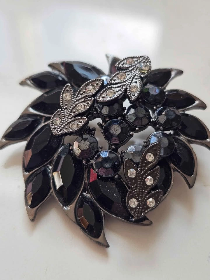 Vintage MCM Black Rhinestone Brooch - Prong Set - Japanned Finis - photo 2