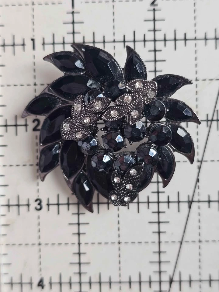 Vintage MCM Black Rhinestone Brooch - Prong Set - Japanned Finis - photo 5