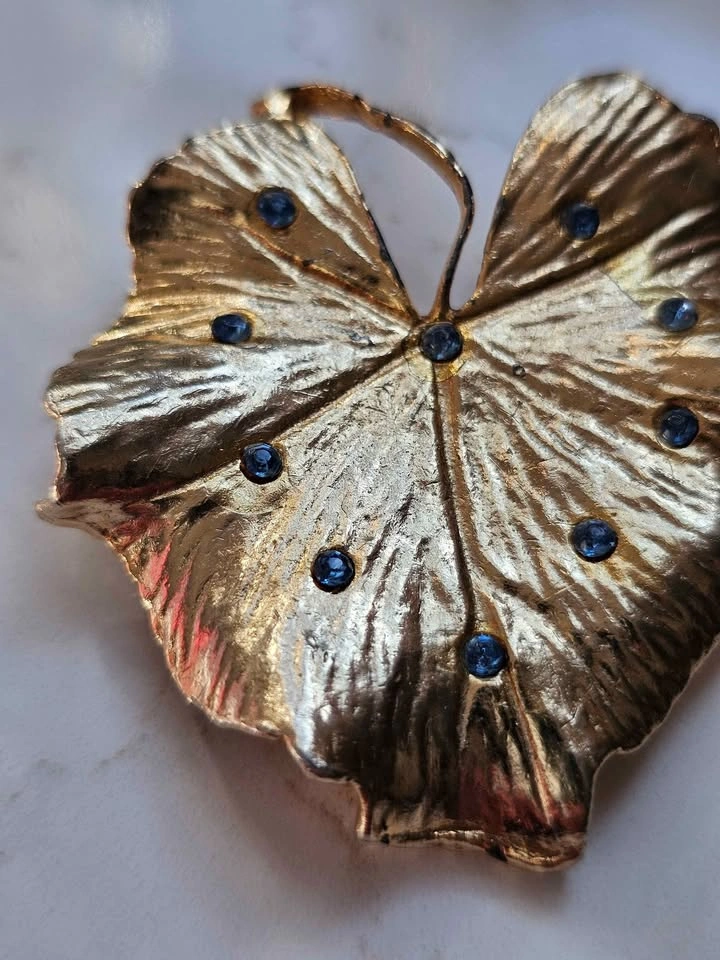 Vintage Mid-Century Water Lily Leaf Brooch - Blue Rhinestones - photo 2