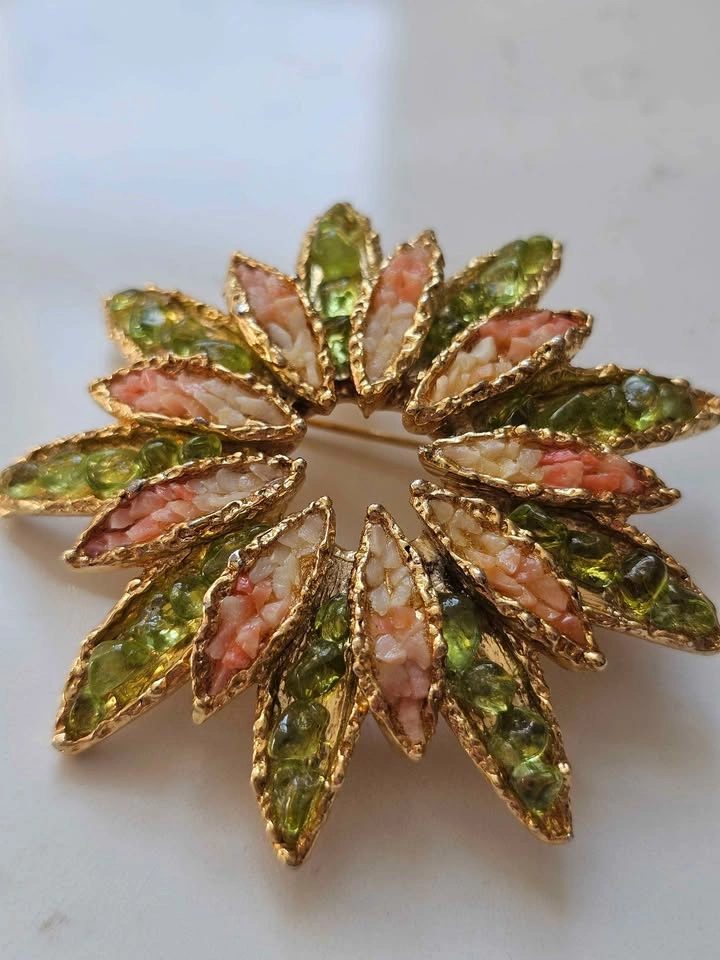 Vintage Coral Chip & Poured Green Glass Floral Brooch / Pendant - photo 2