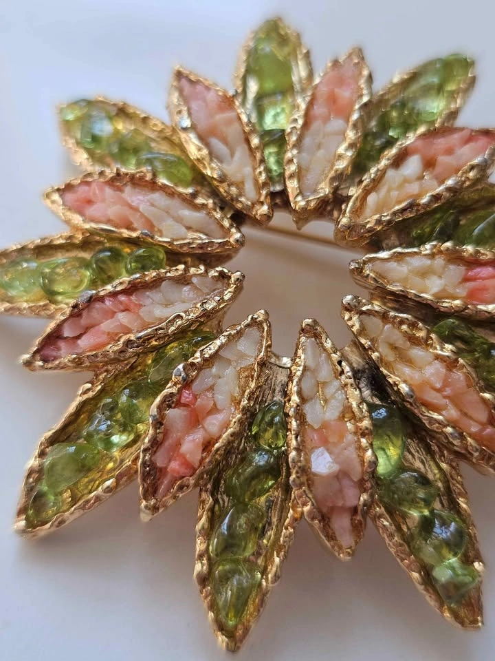Vintage Coral Chip & Poured Green Glass Floral Brooch / Pendant - photo 3