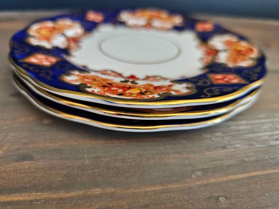 3 Royal Albert Crown Bone China "Heirloom" Plates - photo 3