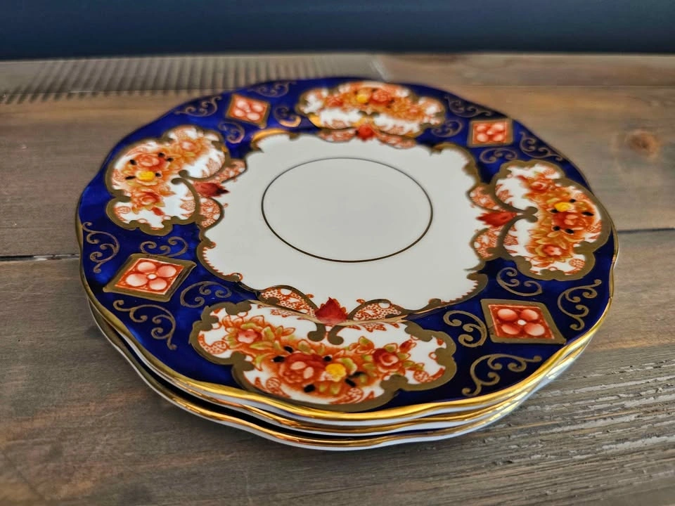 3 Royal Albert Crown Bone China "Heirloom" Plates - photo 4