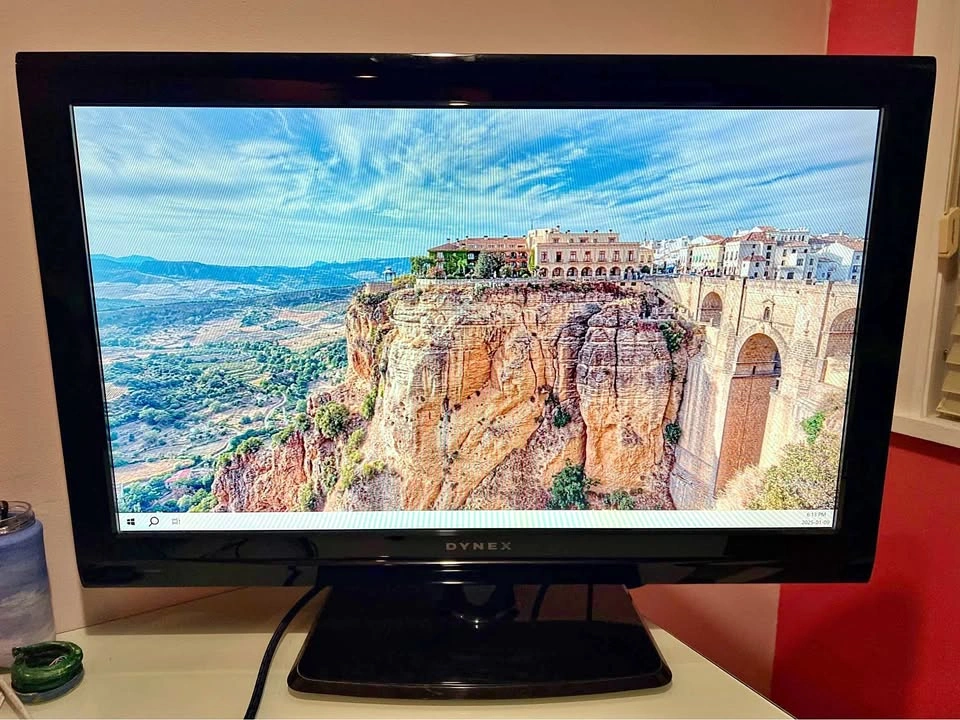 Dynex 32" LCD TV - Excellent Condition