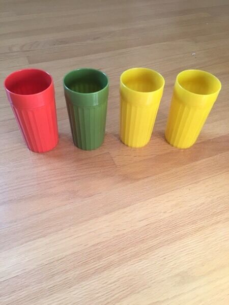 4 Vintage Plastic Camping Cups - photo 2