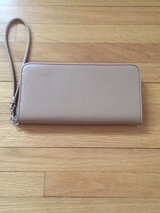Liz Claiborne Monogram Clutch - photo 2