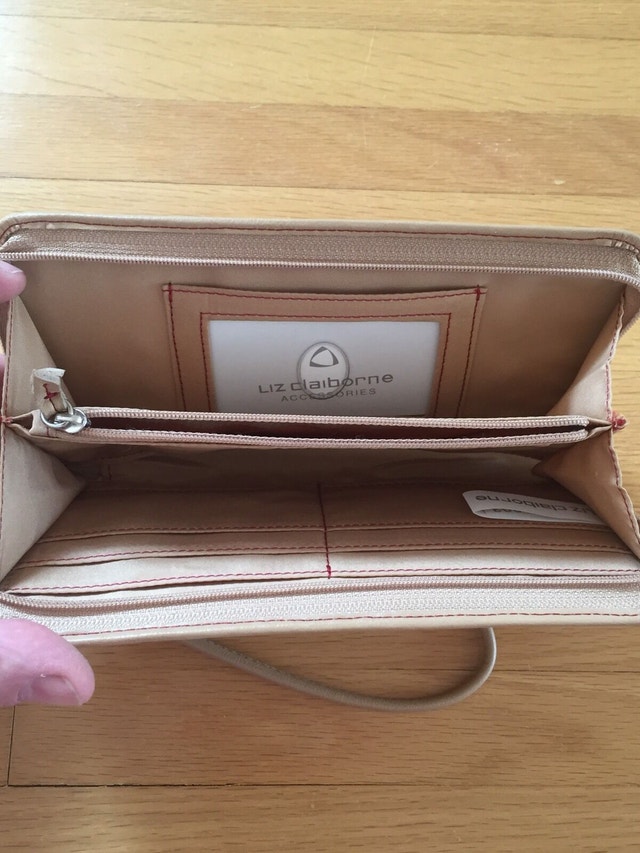 Liz Claiborne Monogram Clutch - photo 3