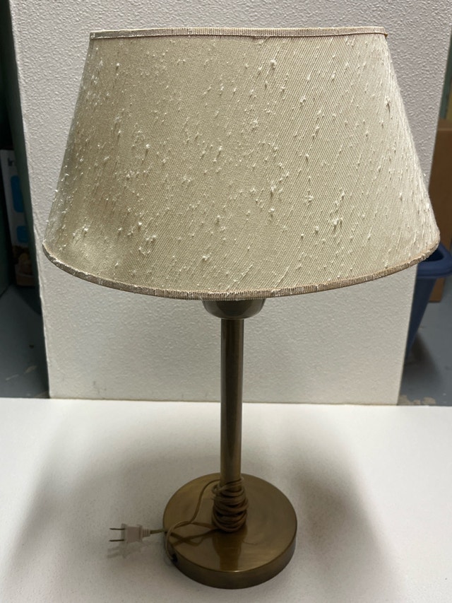 Table lamp with brass coloured base