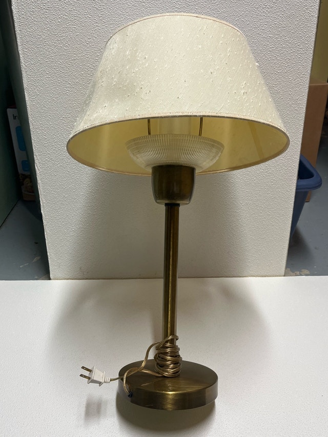 Table lamp with brass coloured base - photo 2