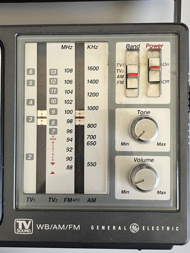 GE 4 Band TV / WB / AM / FM Radio / Receiver - photo 3