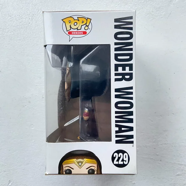 Funko POP! #229 DC Heroes Wonder Woman with Cloak image indicator(4)