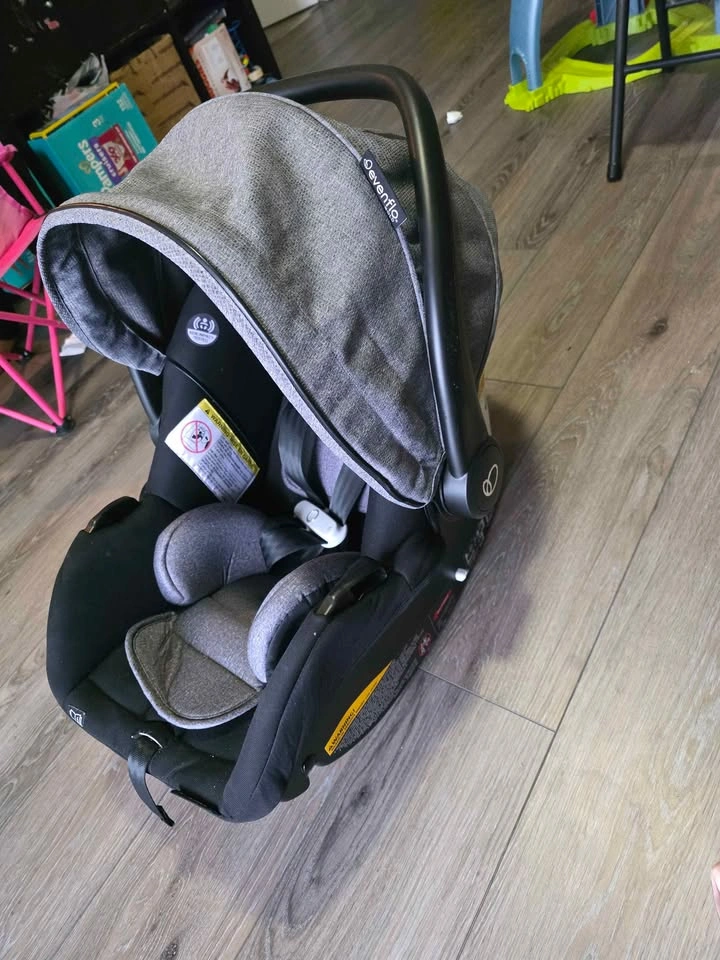 Evenflo Infant Car Seat with Base - Great Condition - photo 2