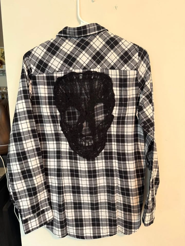 Hot Topic Women’s Black & White Skull Plaid Shirt Size L - photo 3