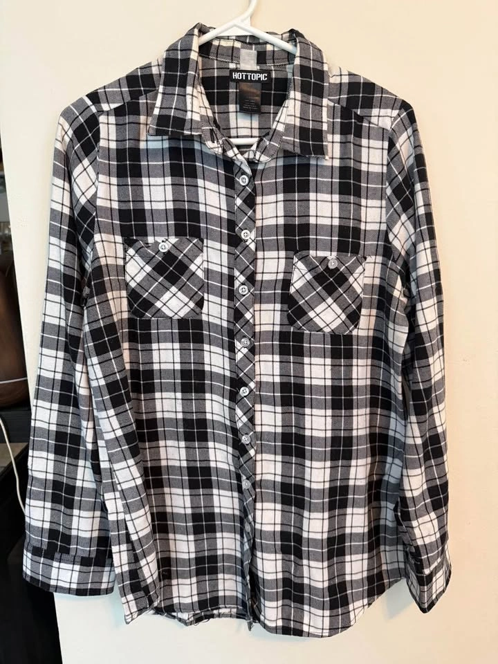 Hot Topic Women’s Black & White Skull Plaid Shirt Size L - photo 4