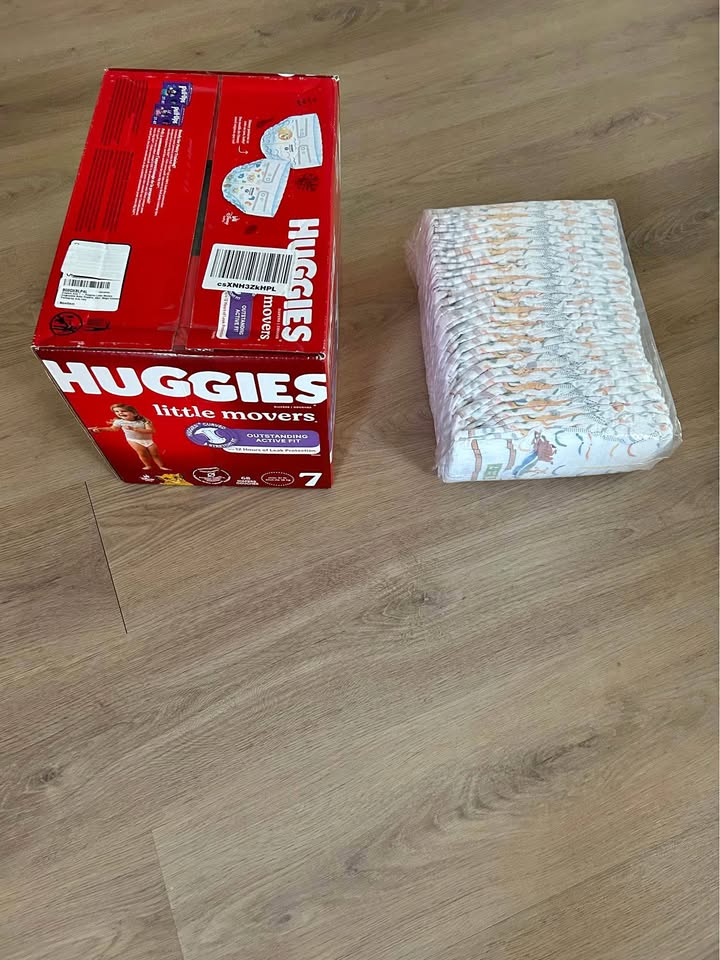 Little movers diapers size 7 Huggies (102 count)