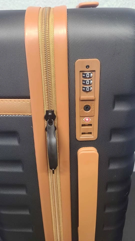 Carry-on Spinner Suitcase with matching backpack - photo 3