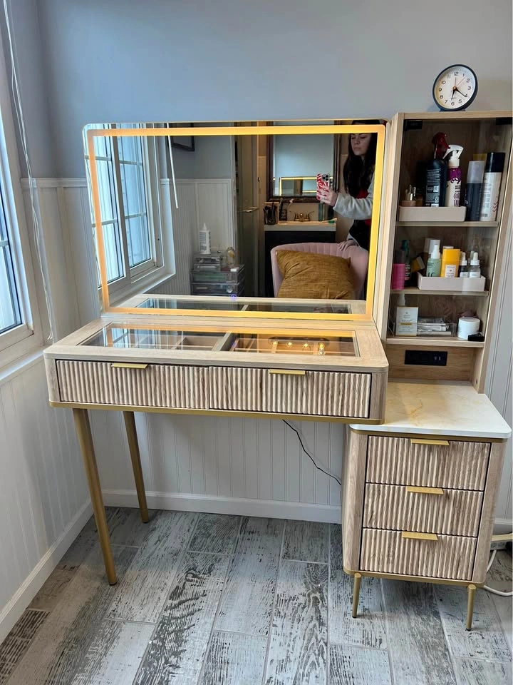 Gorgeous Vanity Table with Storage