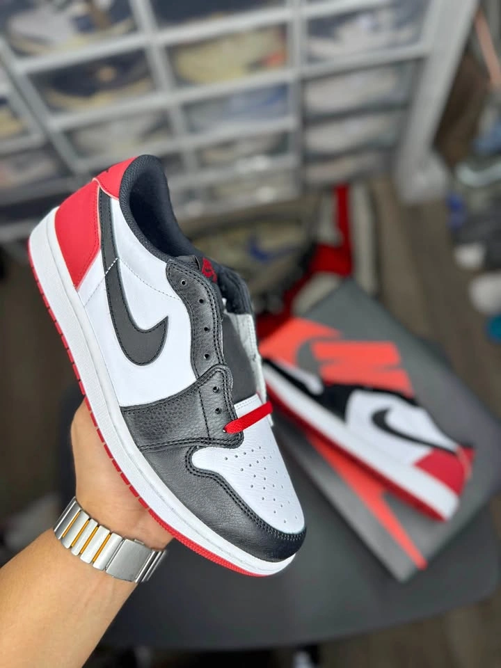 Air Jordan 1 Low - Black Toe