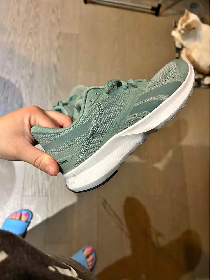 Woman’s Brand new size 6 Reebok shoes