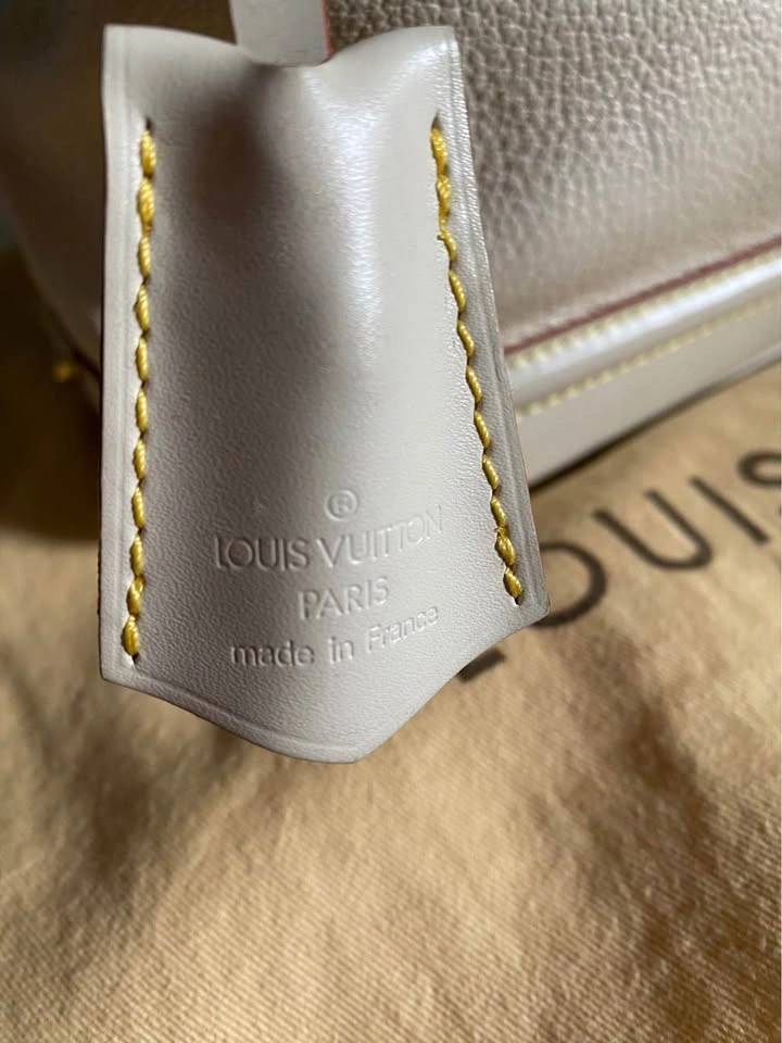 Authentic Louis Vuitton Ivory Suhali Leather Lockit MM - photo 2