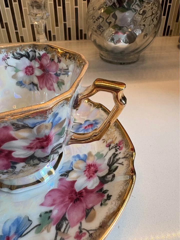 Castle China Floral Teacup and Saucer Set Gold Trim Vintage - photo 5