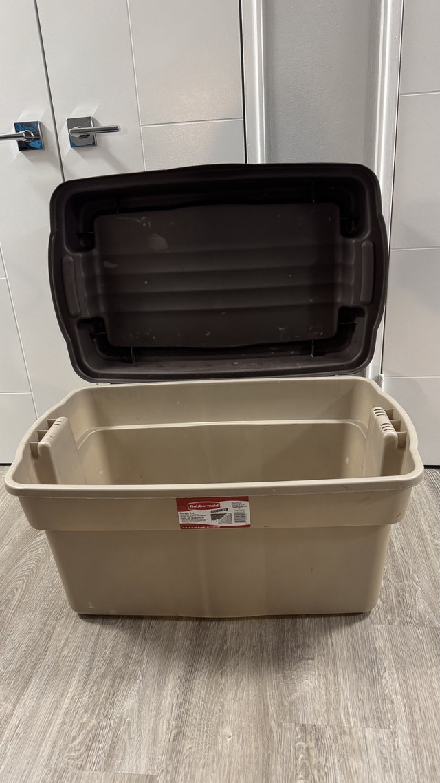 Rubbermaid Hinged Top Tote