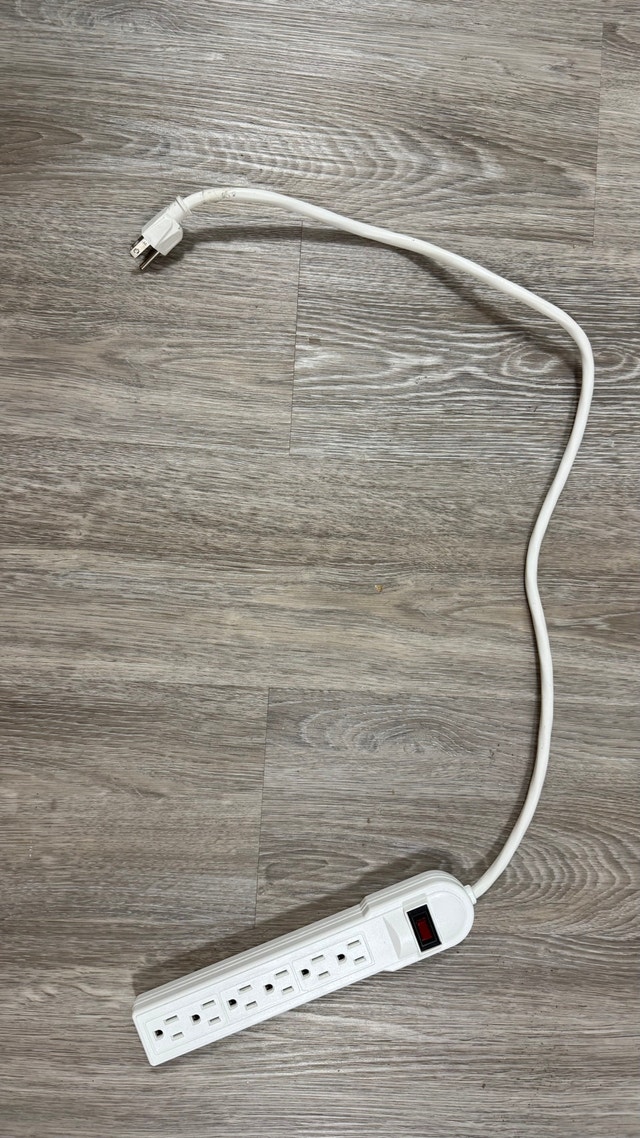 White 6 Outlet Power Strip Surge Protector Model 180102