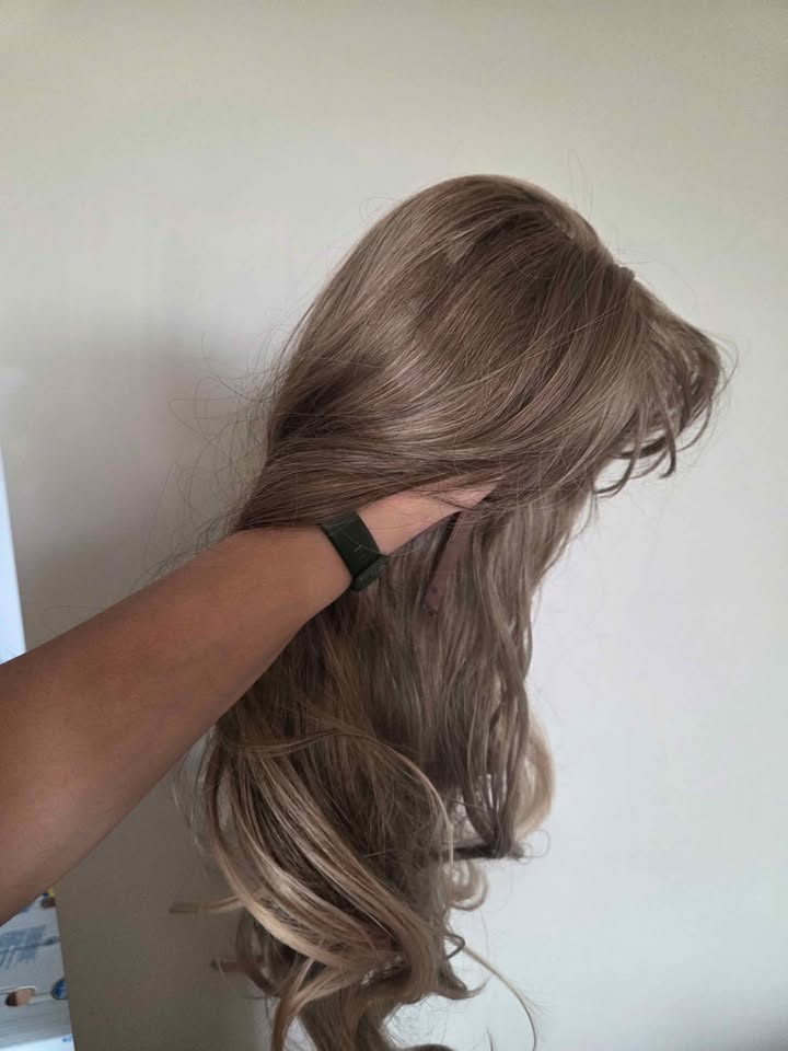 Synthetic Wig Long Wavy Blonde - photo 2