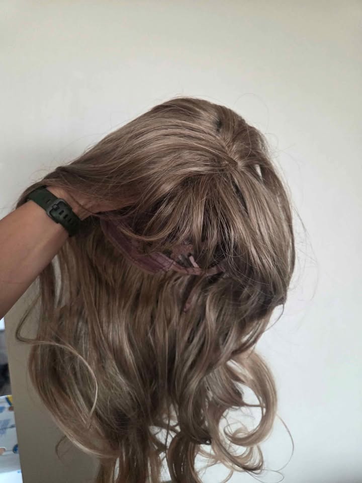 Synthetic Wig Long Wavy Blonde - photo 3