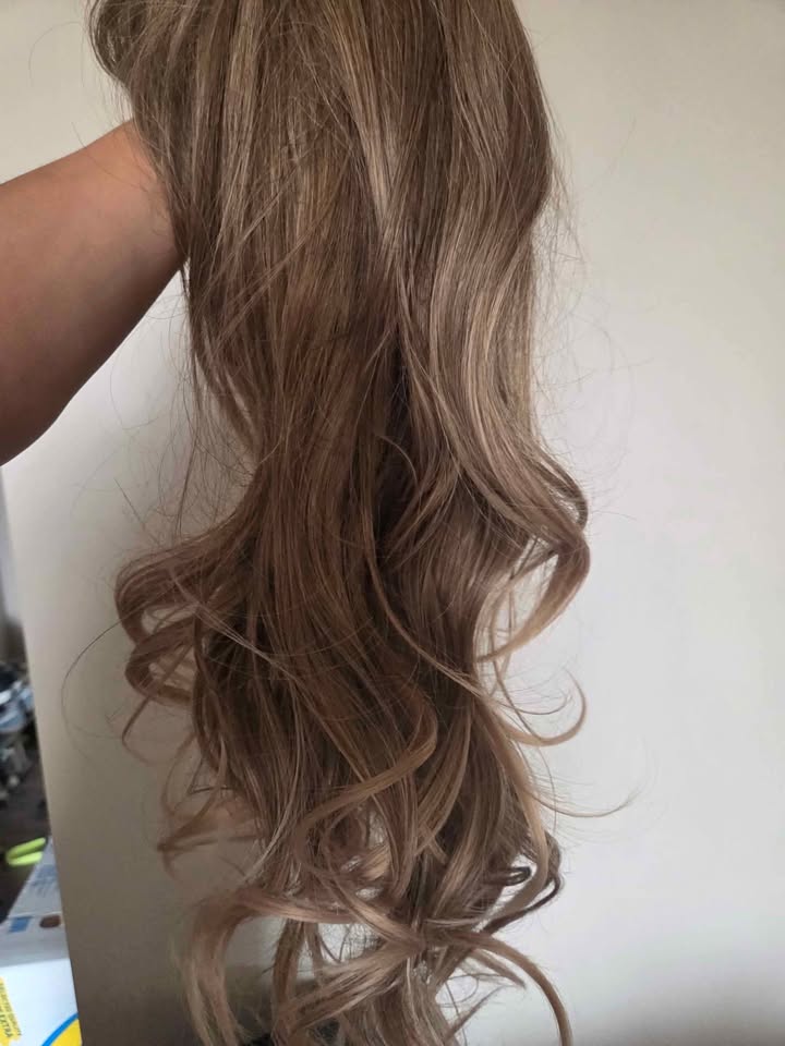 Synthetic Wig Long Wavy Blonde - photo 4