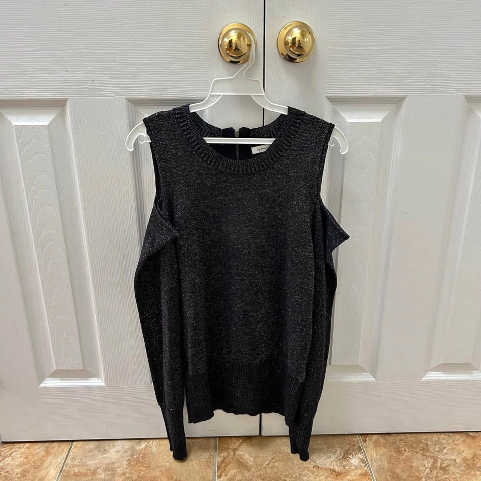 Reitmans Women’s Black Cold Shoulder Sweater (Size M)