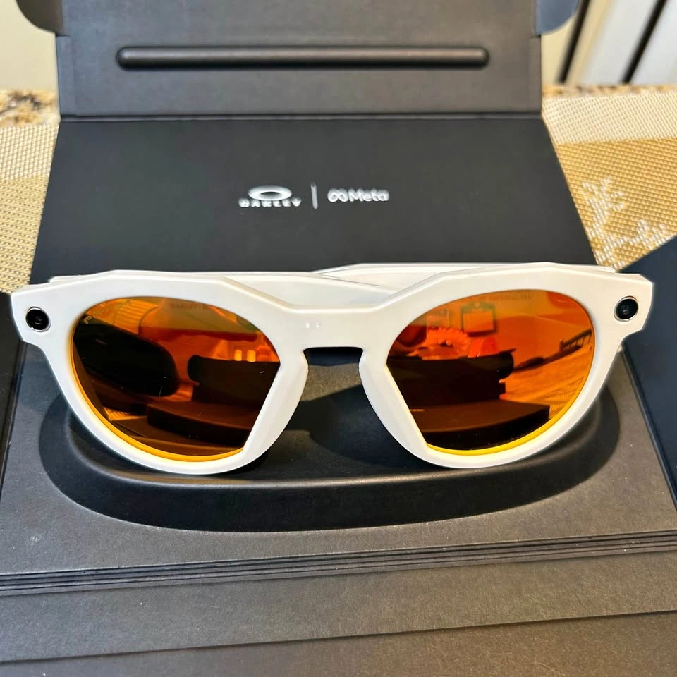 Oakley Meta HSTN AI Glasses - Warm Grey/Prizm Ruby (BRAND NEW)