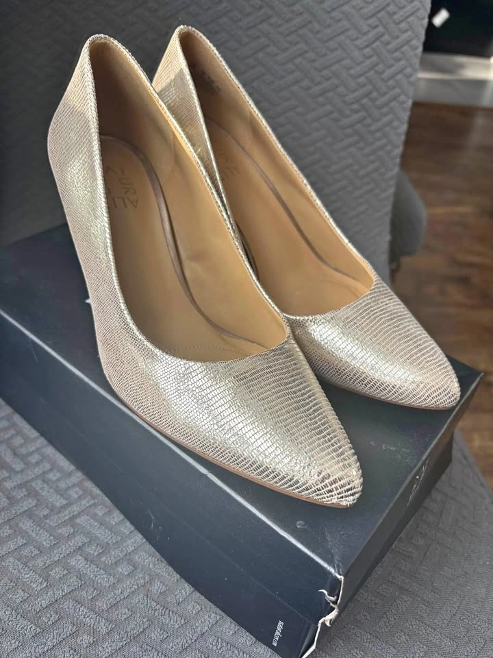 Gorgeous Gold Naturalizer Pumps Size 8W