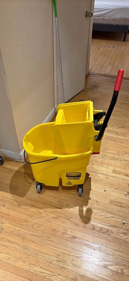 Rubbermaid Commercial Mop Bucket with Wheels and Wringer