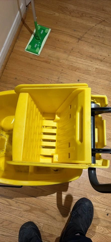 Rubbermaid Commercial Mop Bucket with Wheels and Wringer - photo 3