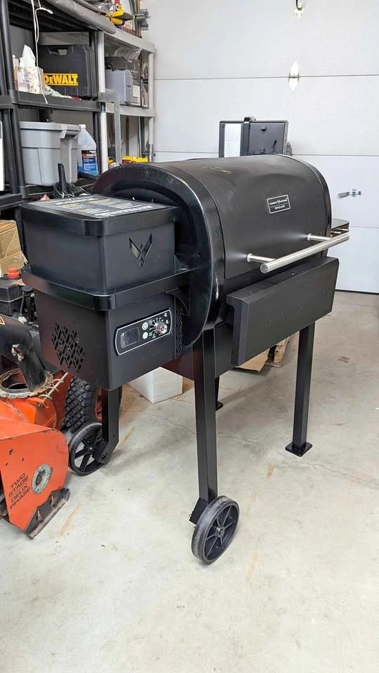 Vermont Castings 720sq in Grill - New, Shipping Damage