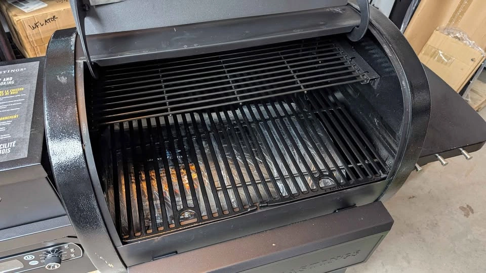 Vermont Castings 720sq in Grill - New, Shipping Damage - photo 2